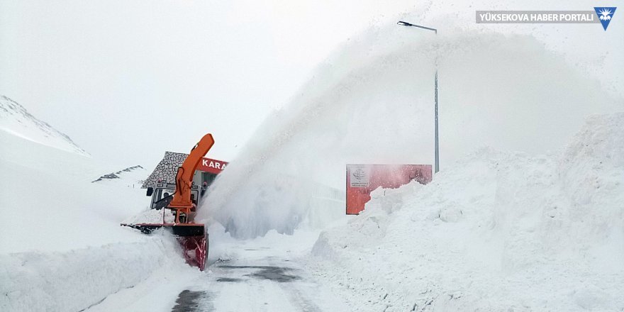 3 bin rakımda karla mücadele ekiplerinin zorlu mücadelesi