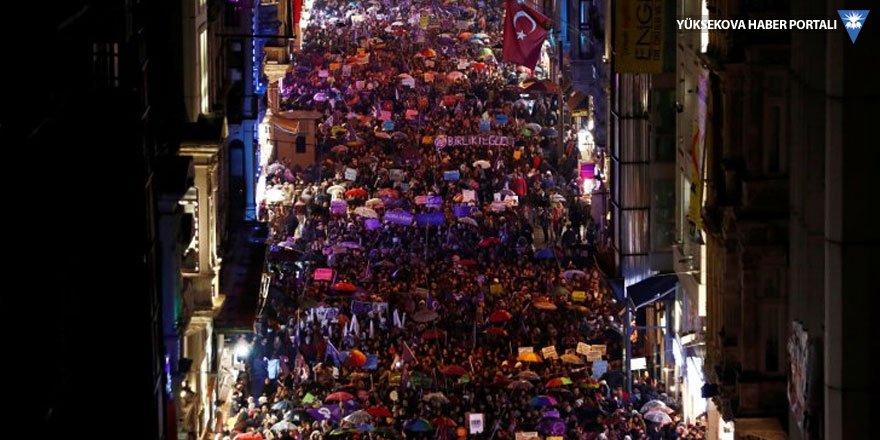 İstanbul'da gece yürüyüşüne binlerce kadın katıldı