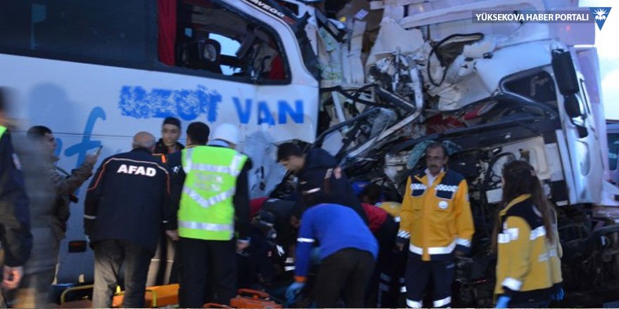 Kamyonla yolcu otobüsü çarpıştı: 1 ölü, 40 yaralı