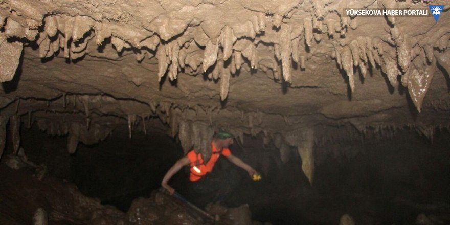 Hakkarili dağcılar Derecikte mağara keşfettiler