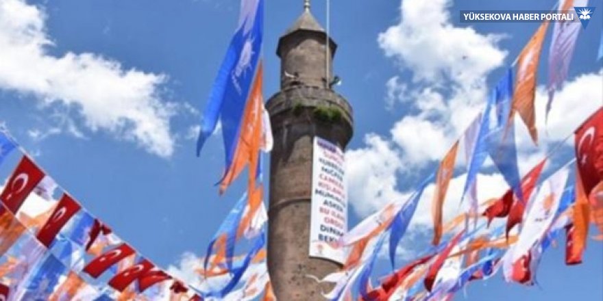 Cami minaresine Ak Parti pankartı