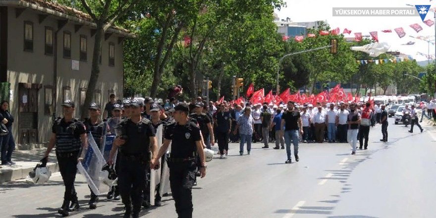 Ankara'ya yürüyen servisçiye gaz