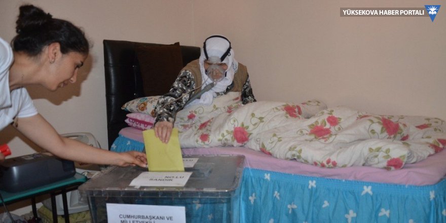 Yüksekova’da yatalak ve engelliler seyyar sandıkta oy kullandı