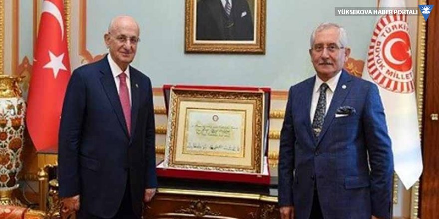 Erdoğan'ın mazbatası Kahraman'a teslim edildi