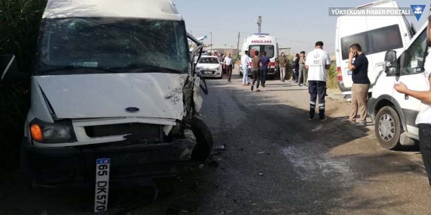 Van’da 2 minibüs kafa kafaya çarpıştı: 1 ölü, 3 yaralı