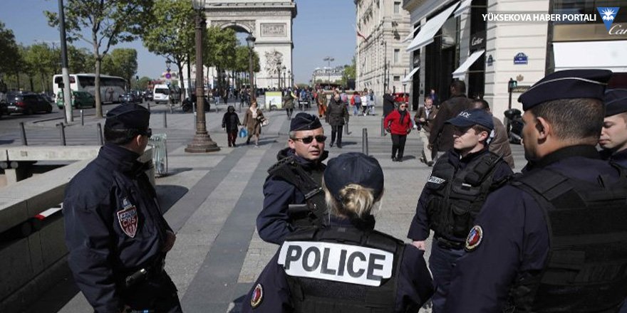 Paris'te bıçaklı saldırı: İki kişi öldü