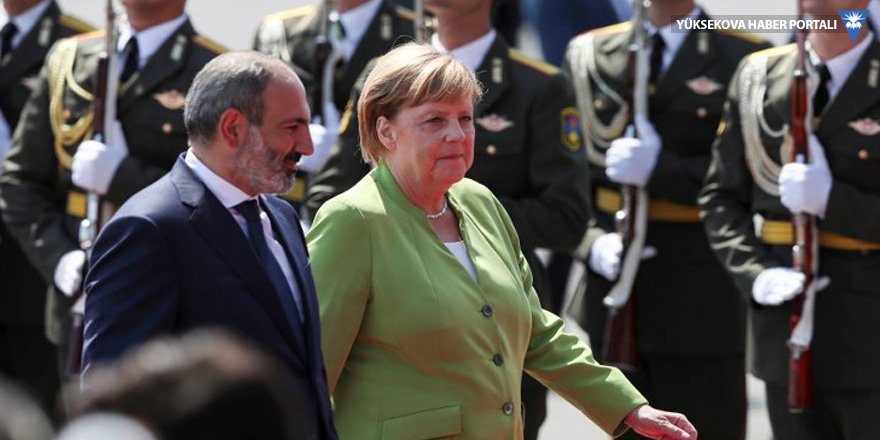 Merkel Erivan'da 'soykırım' demedi