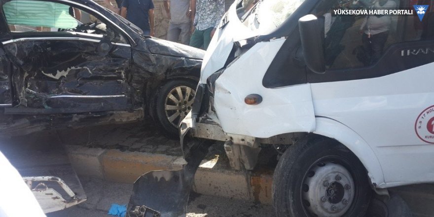 Tatvan'da yolcu minibüsü ile otomobil çarpıştı: 12 yaralı
