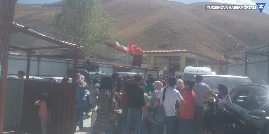 İranlılar sınır kapısında yoğunluk oluşturuyor