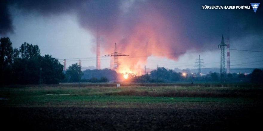 Almanya'da rafineride patlama: Bin 800 kişi tahliye edildi