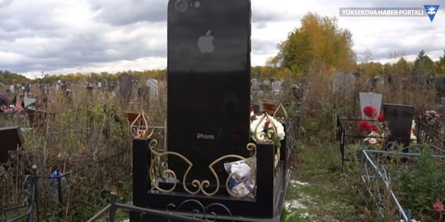 Rusya'da iPhone şeklinde mezar taşı