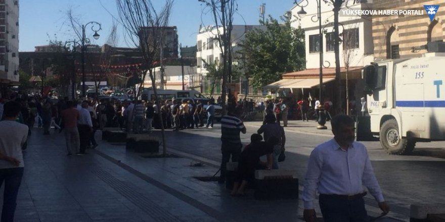 Diyarbakır'da esnaf yol kapattı