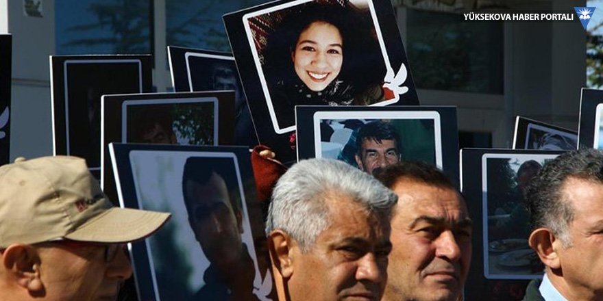 Ankara Katliamı'nda hayatını kaybedenler mezarları başında anıldı