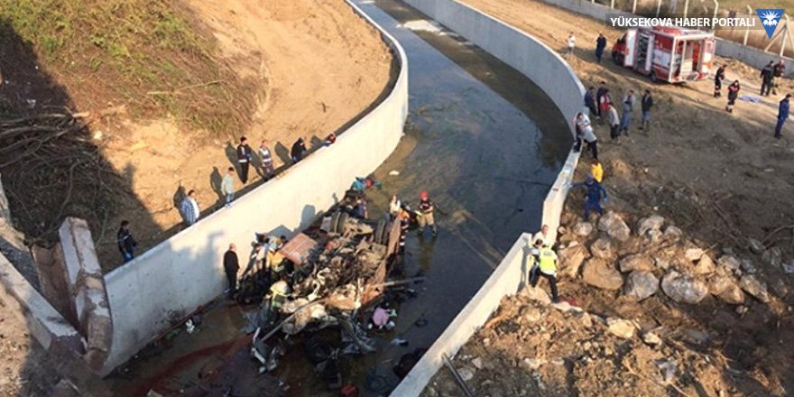 Göçmenleri taşıyan kamyon devrildi: 22 ölü