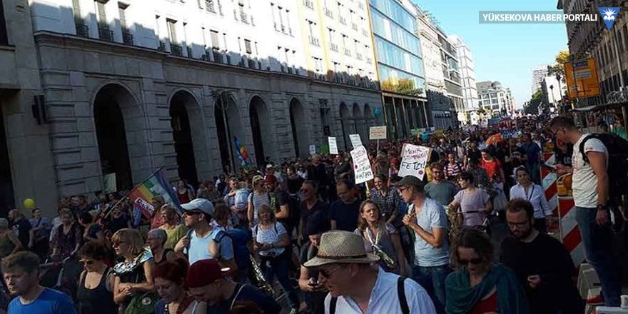 Almanya'da ırkçılık protestosu: 250 bin kişi sokakta