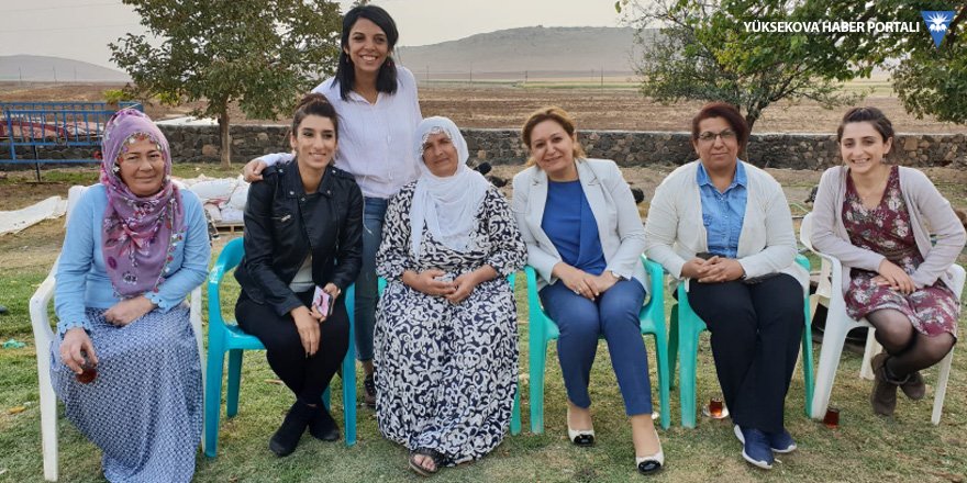 HDP'den açığa alınan muhtar Nebahat Durmaz'a dayanışma ziyareti