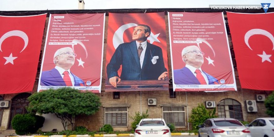 MHP'li başkan belediyeye 'Andımız'ı astı