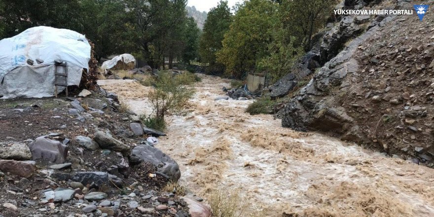 Çukurca’nın Çığlı köyünde aşırı yağışlar nedeniyle dereler taştı