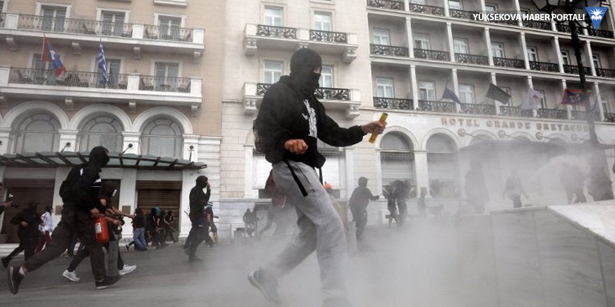 Atina'da lise öğrencileri polisle çatıştı