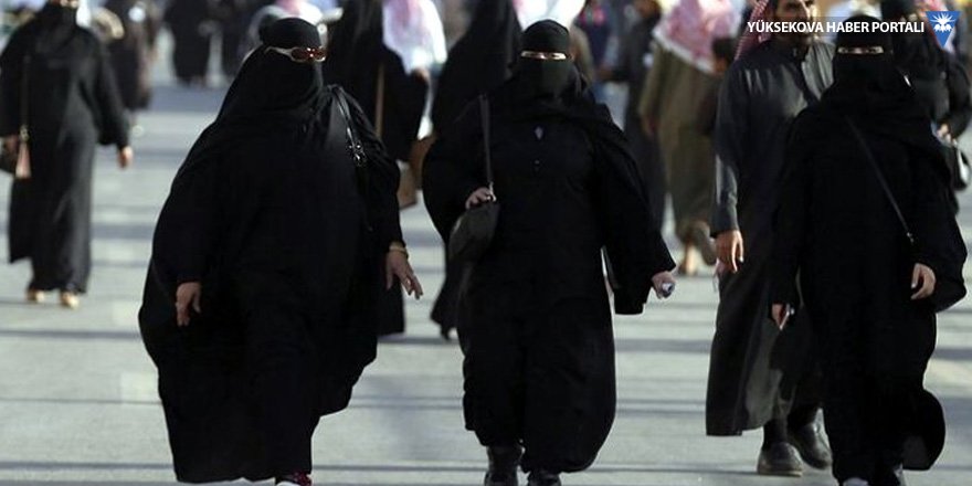 Suudi kadınlardan çarşaf zorunluluğuna karşı eylem: Ters yüz edip giy