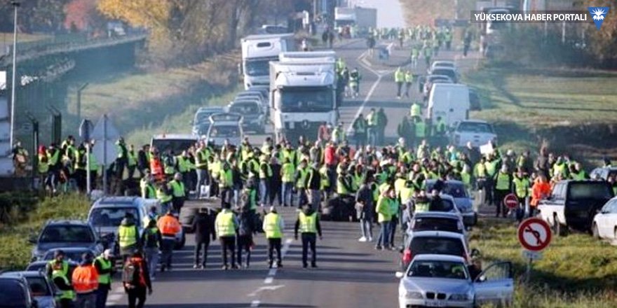 Fransa'da 'Sarı Yelekliler' zamları protesto etmek için 244 bin eylemci ile sokaktaydı