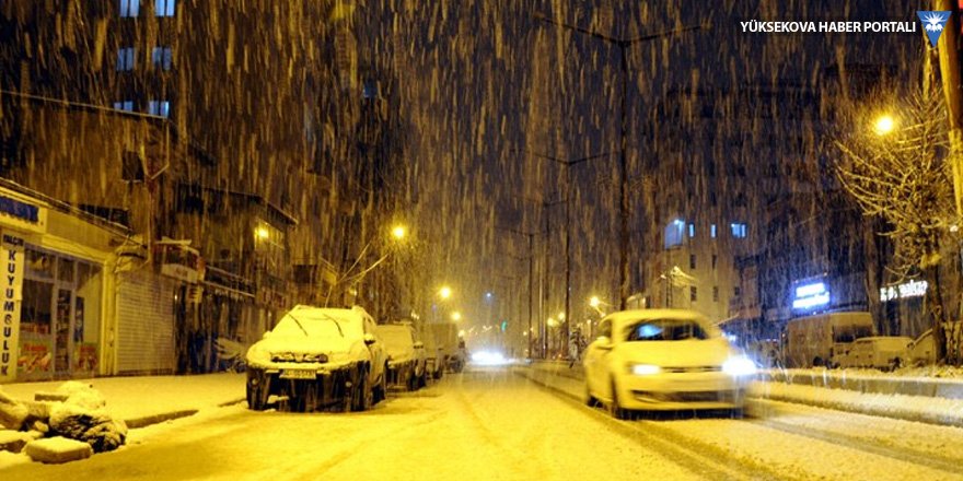 Yüksekova ilçe merkezine yılın ilk karı yağdı!
