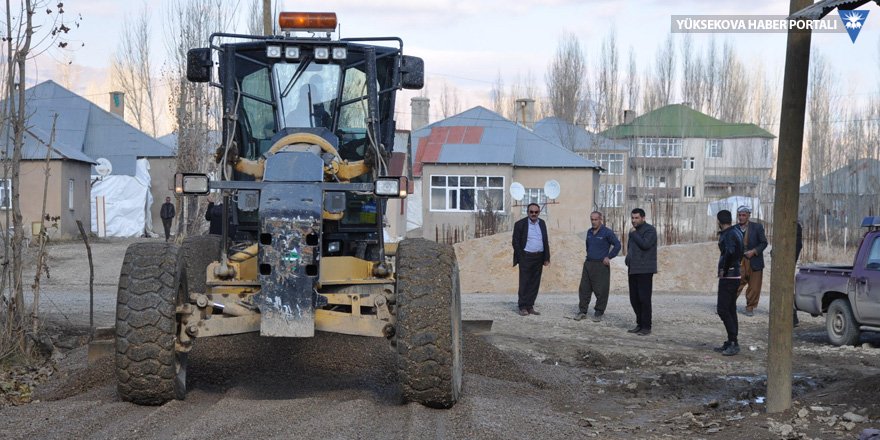Yüksekova'da çamurlu yollara 'kumlu çözüm' çalışması sürüyor