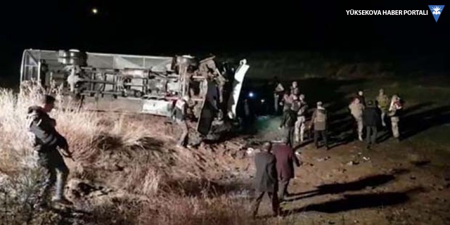 Ağrı'da yolcu otobüsü şarampole devrildi: 19 yaralı