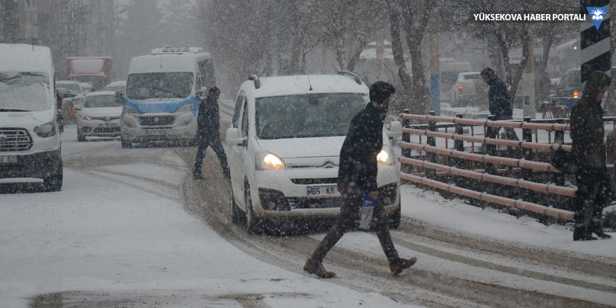 3 gündür aşırı soğukların yaşandığı Yüksekova'da kar yağışı