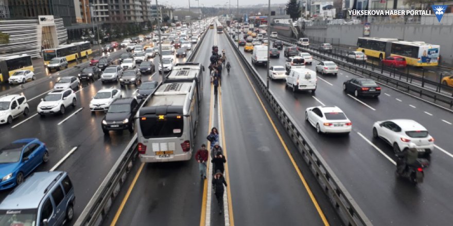 İstanbul Şirinevler'de metrobüs arızalandı