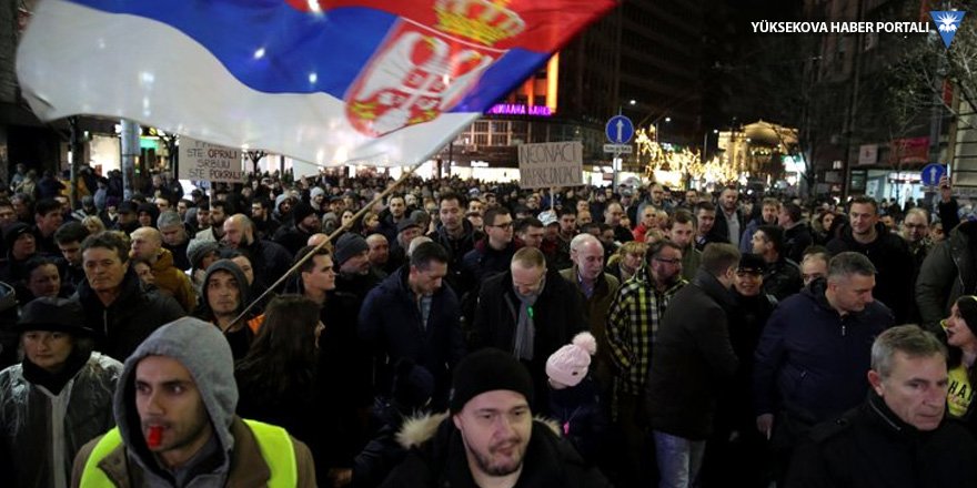 Sırbistan Cumhurbaşkanı ve hükumet, Belgrad'da protesto edildi