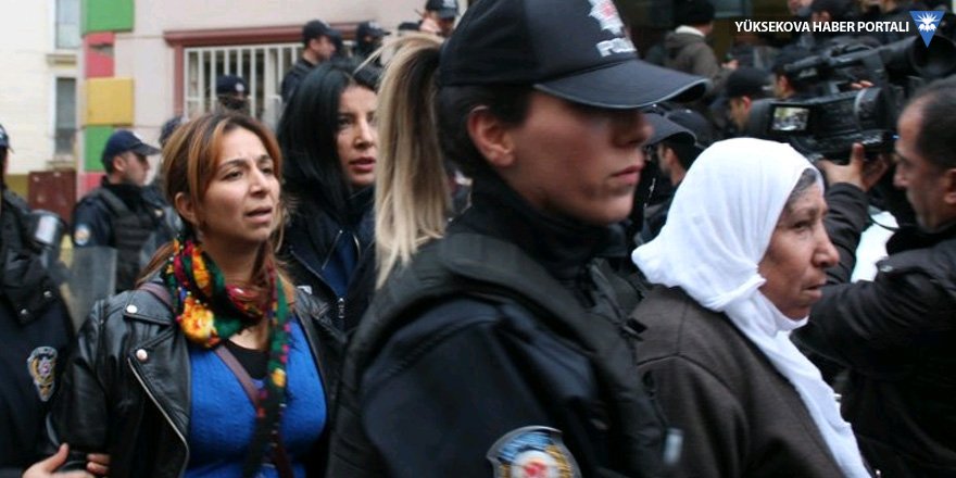 Diyarbakır'da polis HDP il binasına girdi