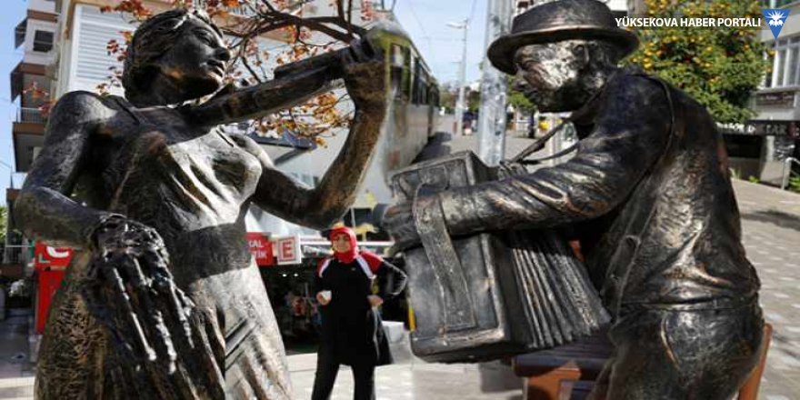 Antalya'da heykeller parçalandı