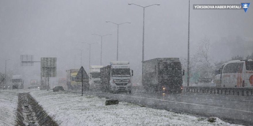 Sürücüler dikkat! Kar ve tipi nedeniyle 40 yol ulaşıma kapandı