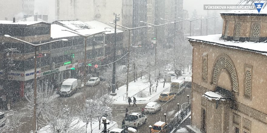 Yüksekova'da kar yağışı belli aralıklarla devam edecek