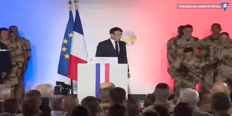 Macron'un yanındaki Fransız asker canlı yayında bayıldı