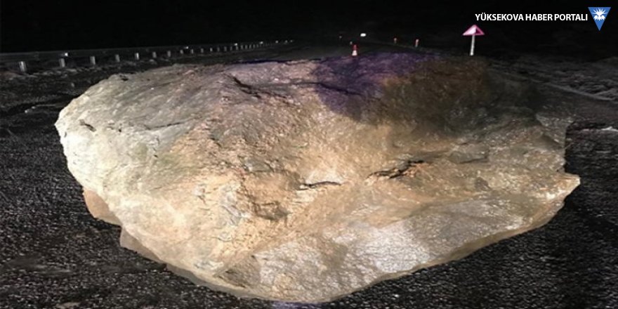 10 tonluk kaya yolun ortasına düştü!