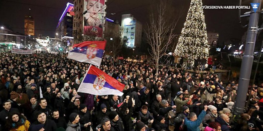 Belgrad'da binlerce kişi protestoların 4. haftasında sokaktaydı