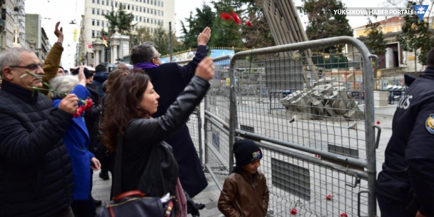 Cumartesi Anneleri, Galatasaray Meydanı'na karanfil bıraktı