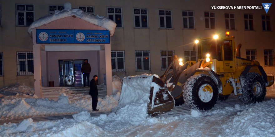 Yüksekova'da 2 günlük yağıştan sonra kar temizliği