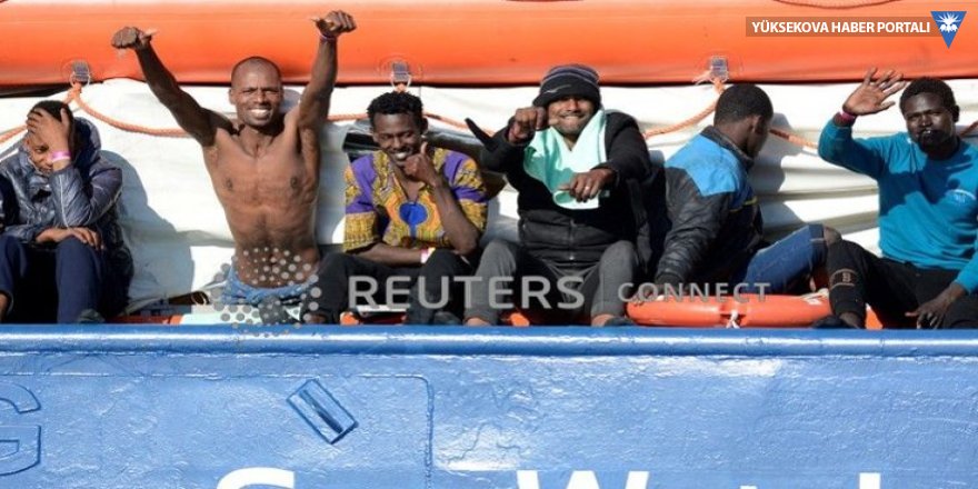 İtalya, 12 gündür denizde bekletilen 47 göçmenin karaya çıkmasına izin verdi