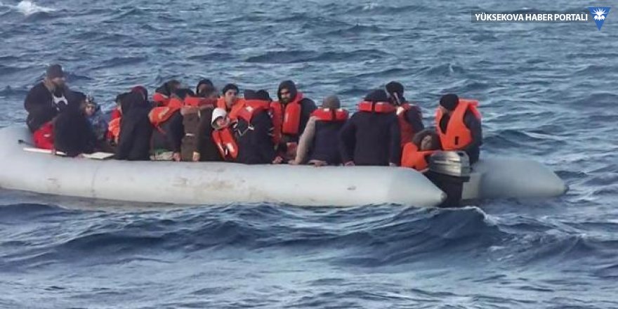Kuşadası'nda botları sürüklenen 52 kaçak göçmen kurtarıldı