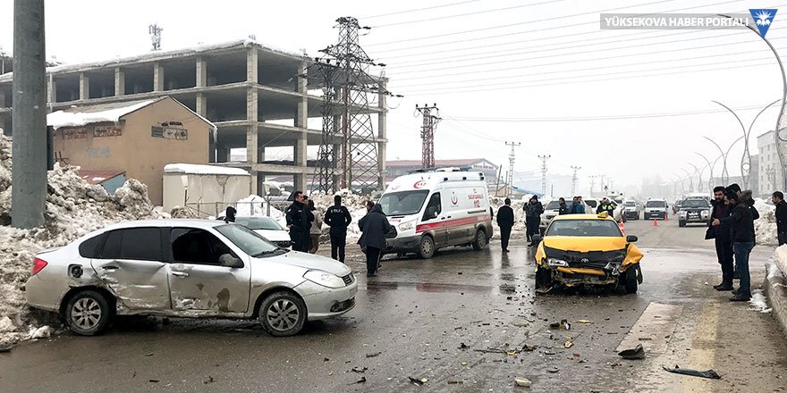 Yüksekova'da Toki kavşağında trafik kazası