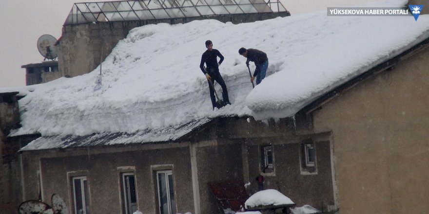 Yüksekova: Çatılarda biriken kar, ekmek kapıları oldu