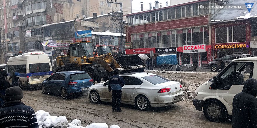 Yüksekova'da belediyenin kar temizliği trafiği kilitledi