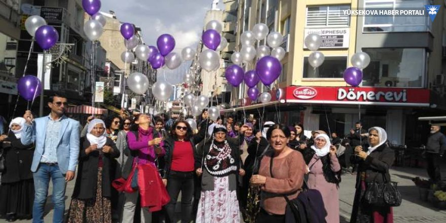 İzmir’de kadınlar Leyla Güven ve tüm kadınlar için gökyüzüne beyaz balon uçurdu