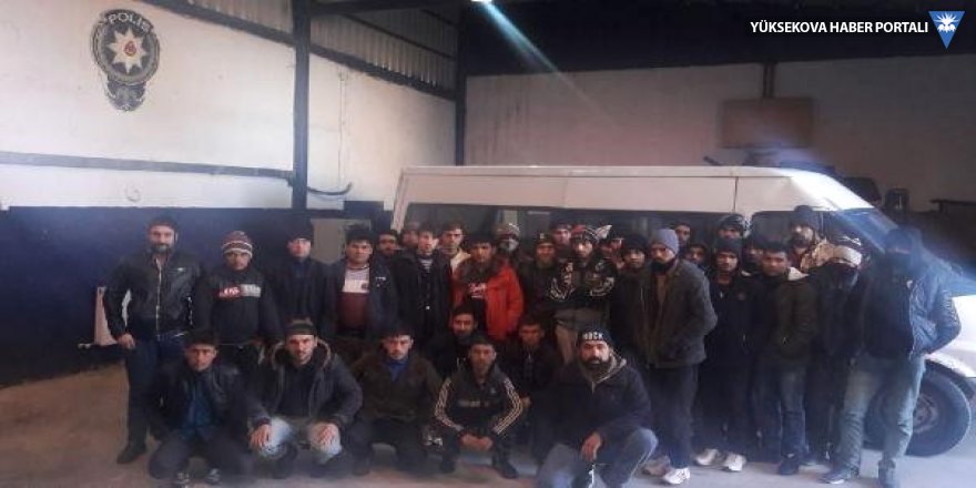 Van'da 15 kişilik minibüsten 39 kaçak göçmen çıktı