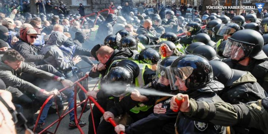 Ukrayna'da neo-Naziler ile polis arasında çatışma