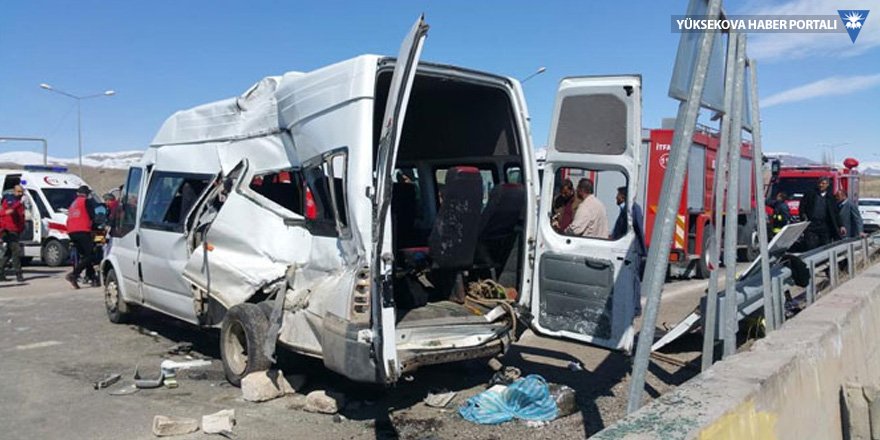 Hakkari - Van yolunda kaza: 2 ölü 15 yaralı!