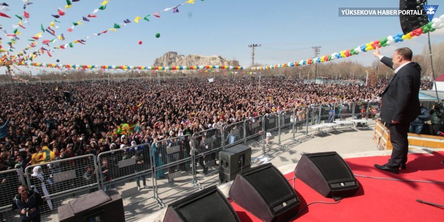 Van Kalesi eteklerinde renkli Newroz kutlaması